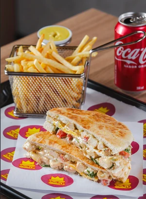 Combo Individual — 1 xis à escolha + 1 refrigerante lata + 1 fritas P