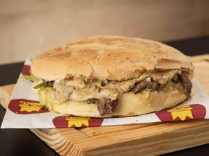 Xis Filé com 4 Queijos — Iscas de filé mignon, gorgonzola, provolone, catupiry, mussarela, ovo, alface, tomate, maionese da casa, pão d'água