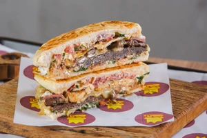 Xis Soberano (Tudo) — Hambúrguer de carne, calabresa, coração, bacon e frango, queijo, ovo, alface, tomate, maionese da casa, pão d'água